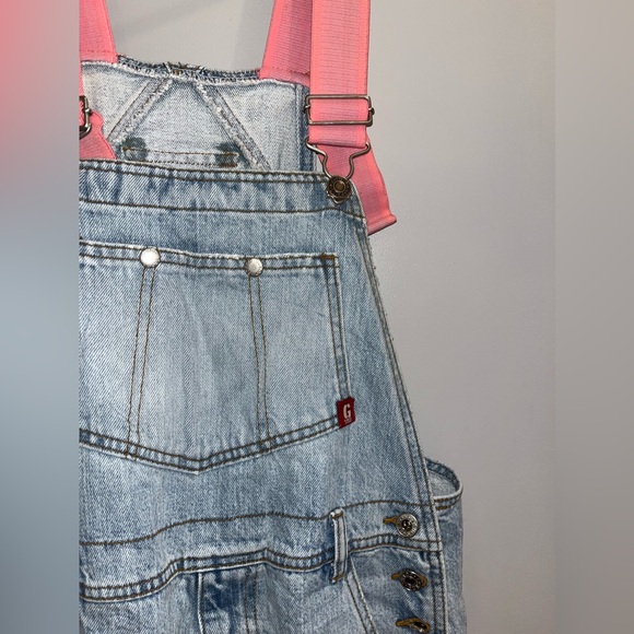 UNIQUE VINTAGE GUESS OVERALLS *HOT PINK STRAPS* - Picture 6 of 9